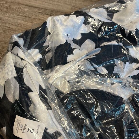 Sequin Hearts Two-Piece Crop Top and Floral Pleated Skirt NEW - Picture 2 of 2